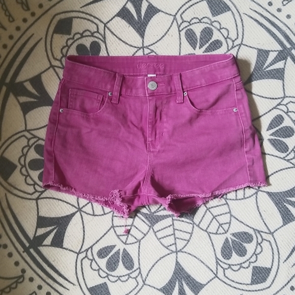 Size 5 Decree Distressed Pink Jean Shorts - Picture 1 of 4
